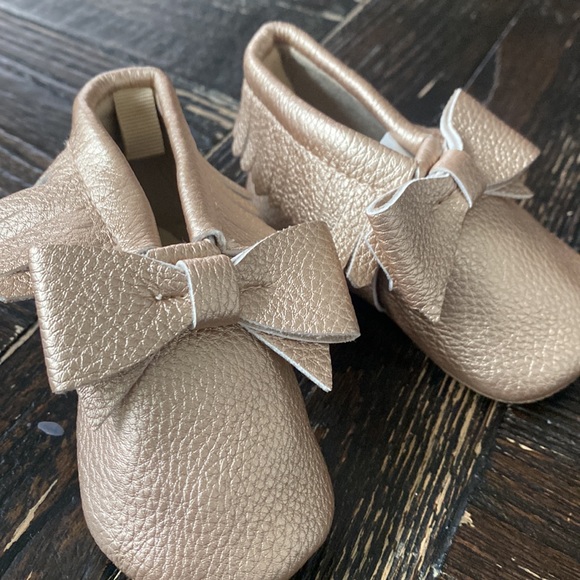 Girls baby gap gold shine bow moccasins. Baby bow gold moccasins. Baby slip-on - Picture 2 of 5